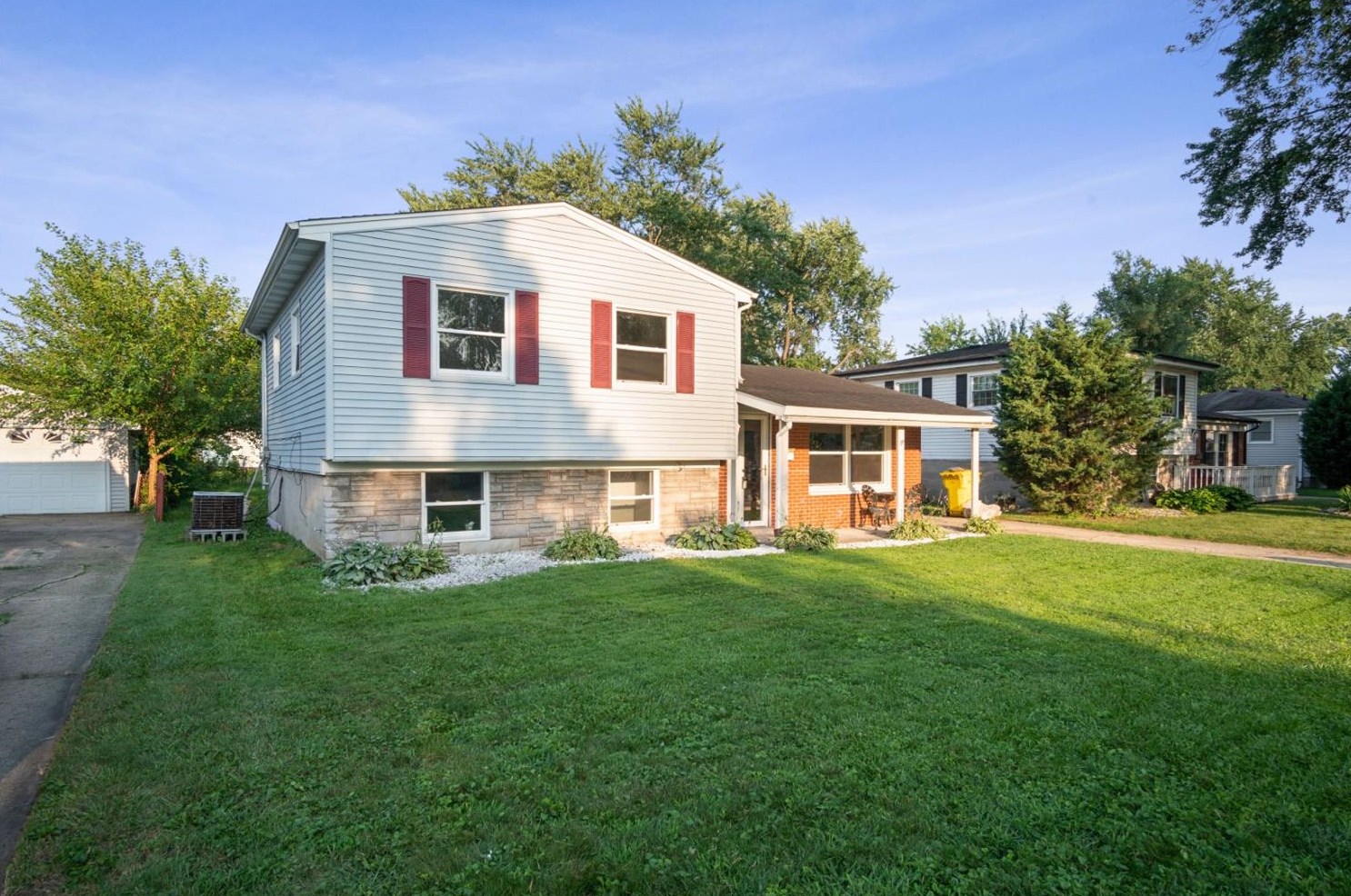 1005 Oakwood St, Griffith, IN 46319-2459