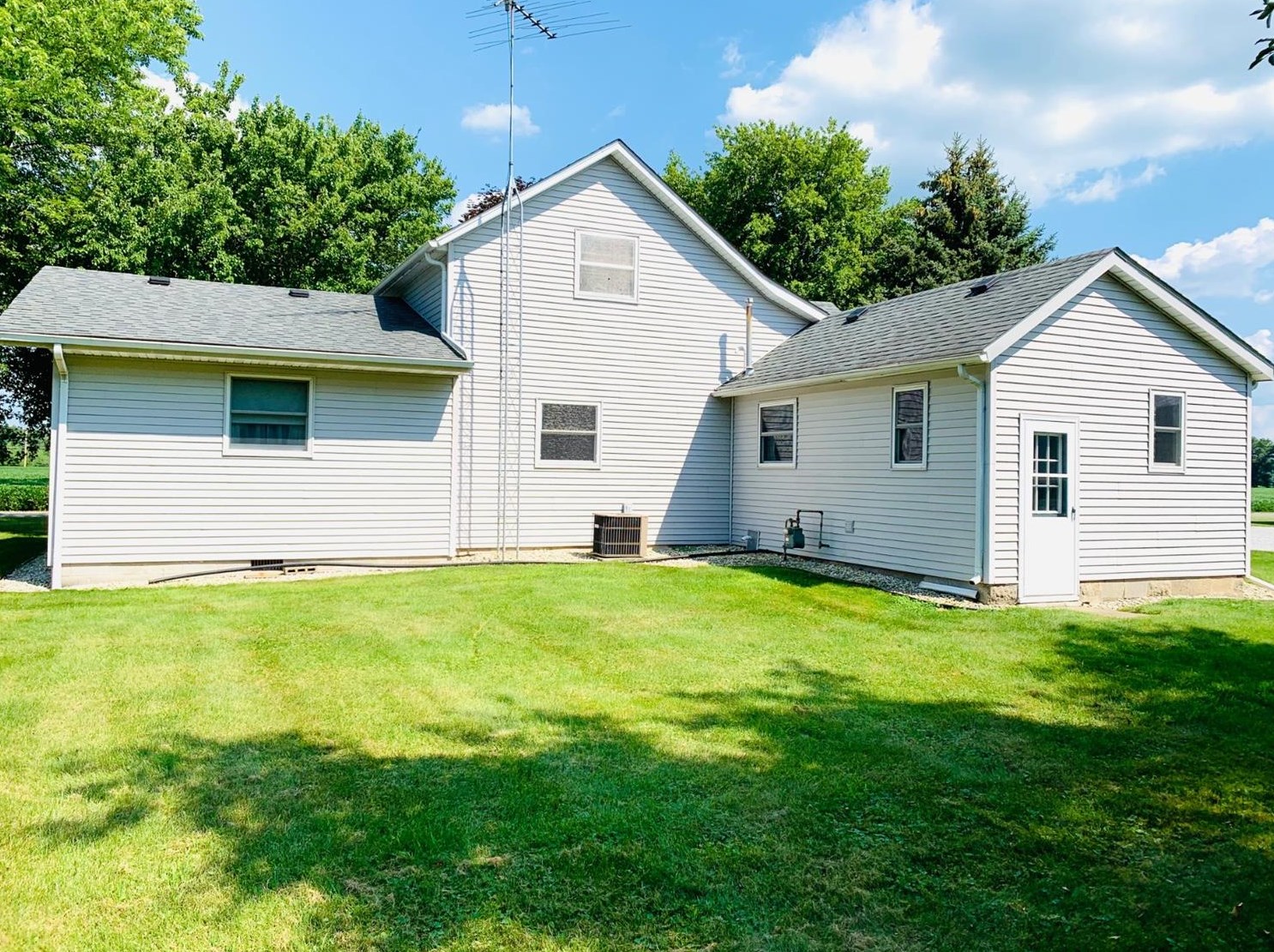 106 S 550 E, Valpo, IN 46383