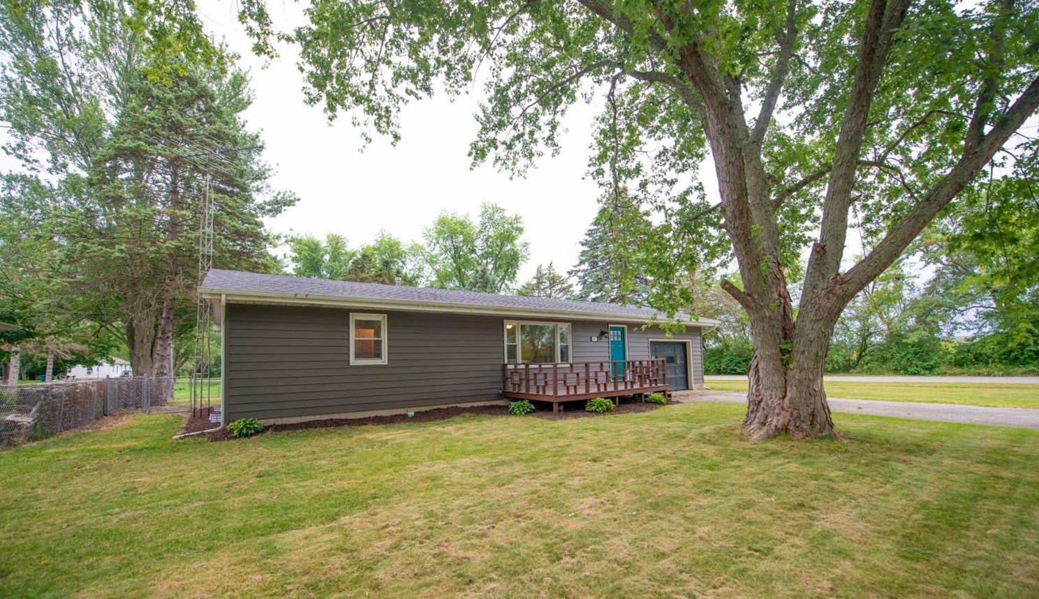 809 W Jefferson St, Kouts, IN 46347