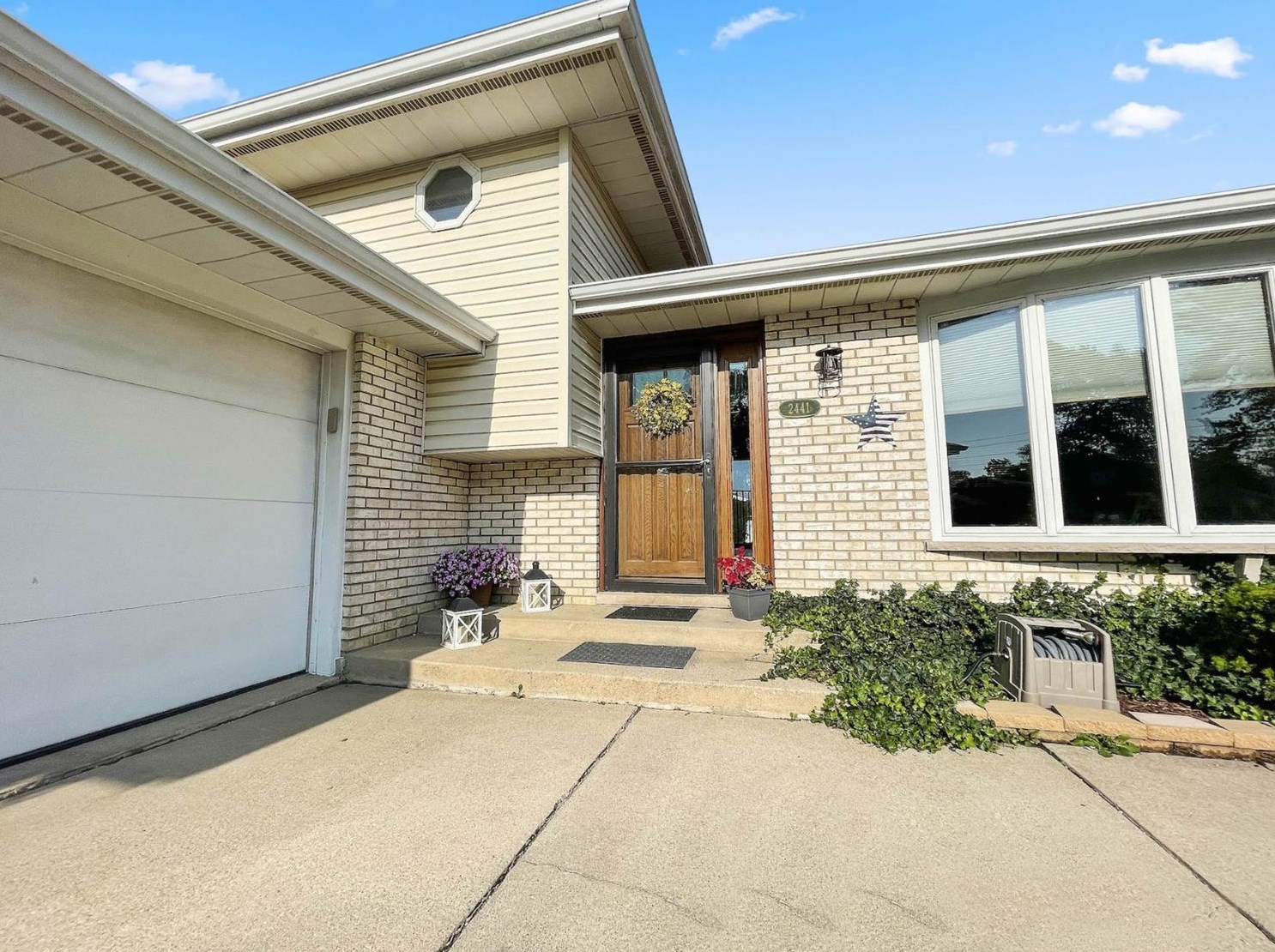 2441 Victoria Rd, Schererville, IN 46375
