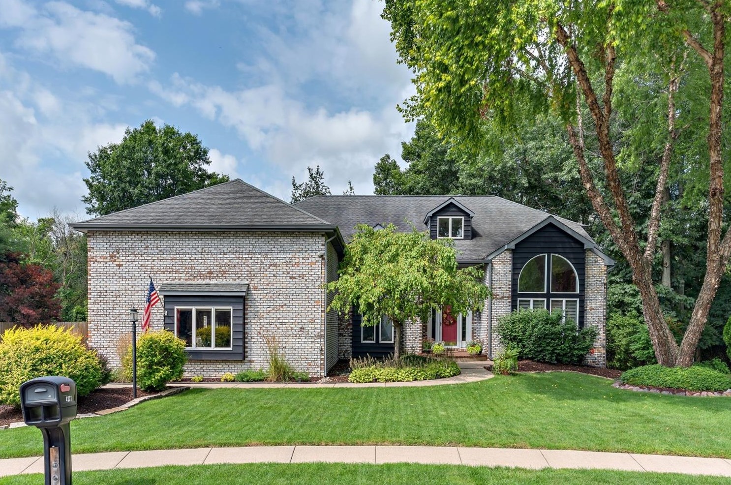 4223 Oak Grove Cir, Valpo, IN 46383