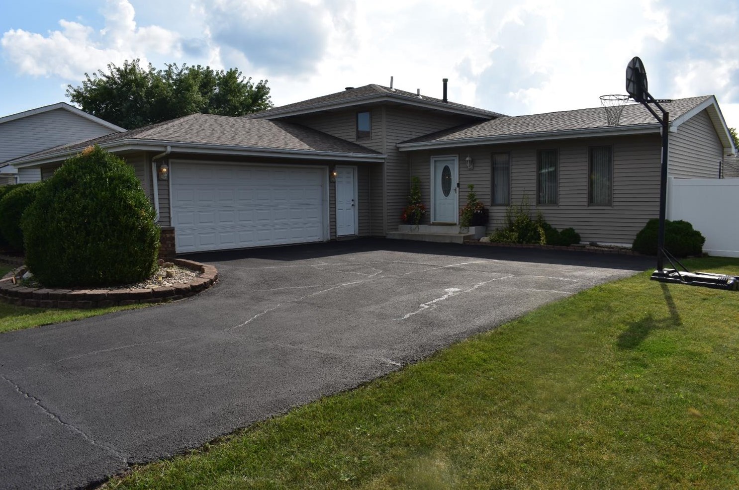 8934 Mathews St, Crown Point, IN 46307