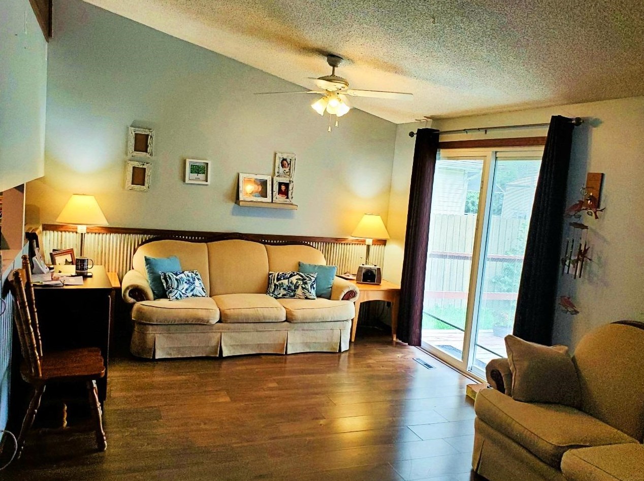 409 W Howard St, Brook, IN 47922