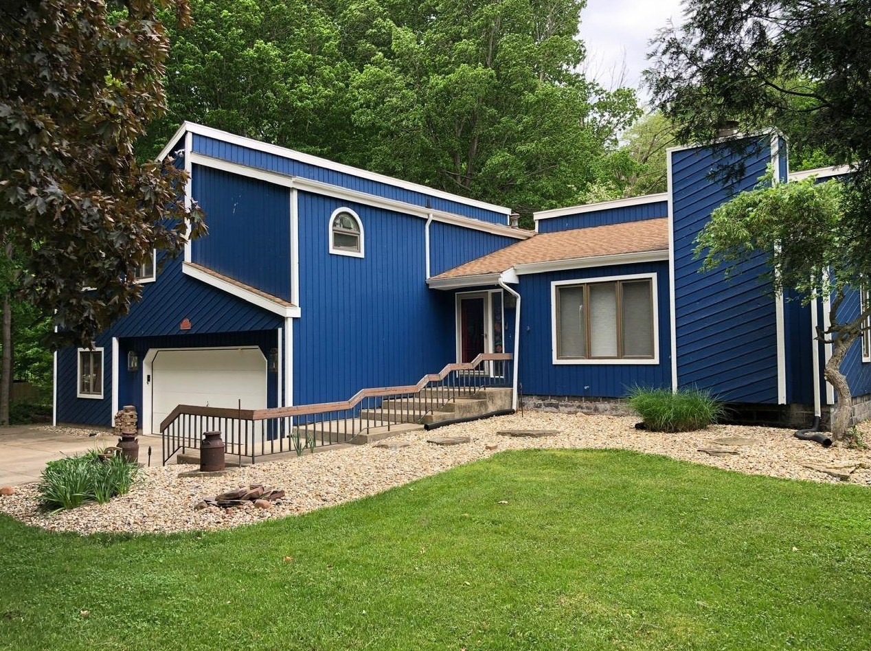 105 Woodland Dr, La Porte, IN 46350-7056