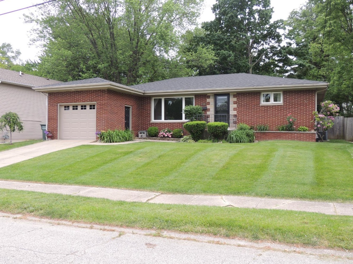 1305 Wood St, Valpo, IN 46383