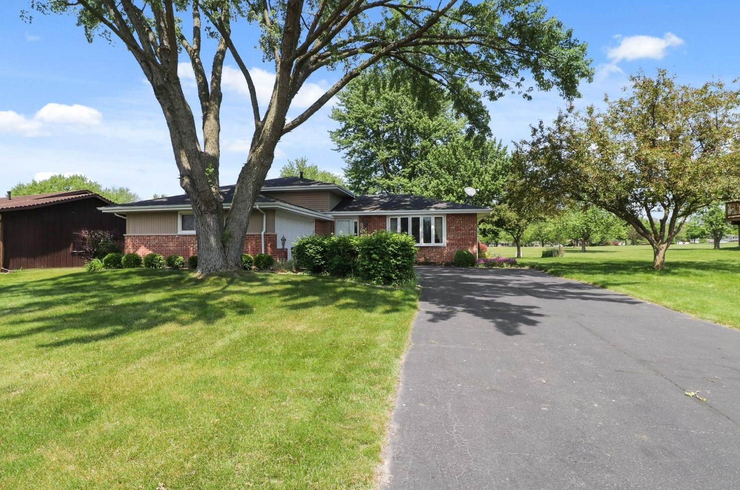 3769 Kingsway Dr, Crown Point, IN 46307