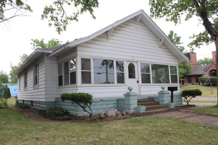 3 Mound St, Bass Lake, IN 46534-1131