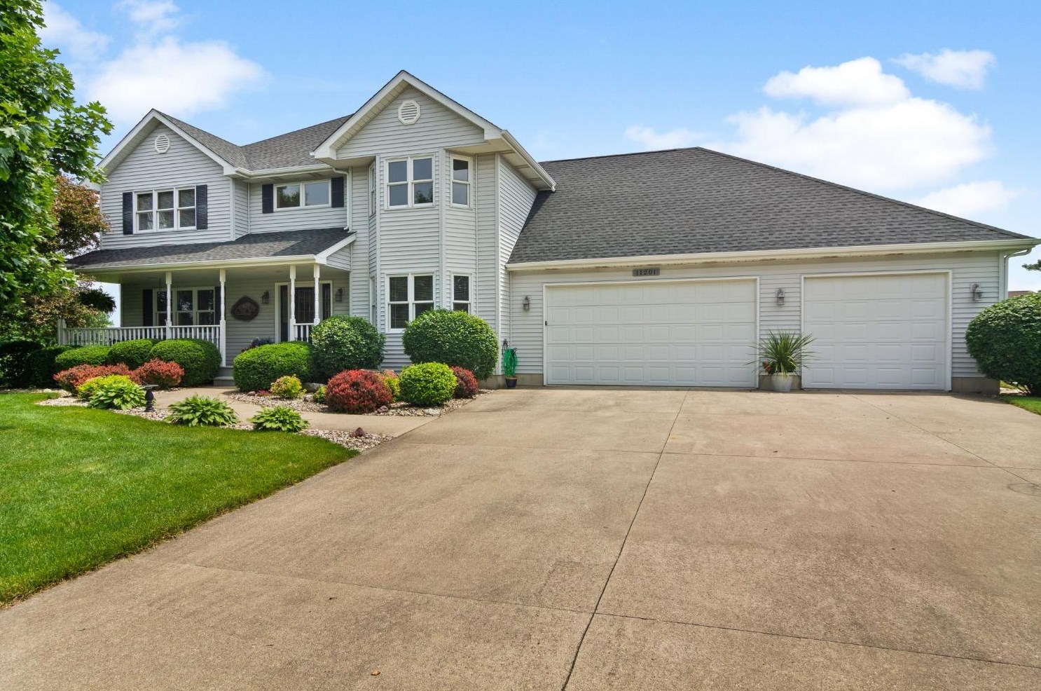 11201 Oregon Ln, Crown Point, IN 46307