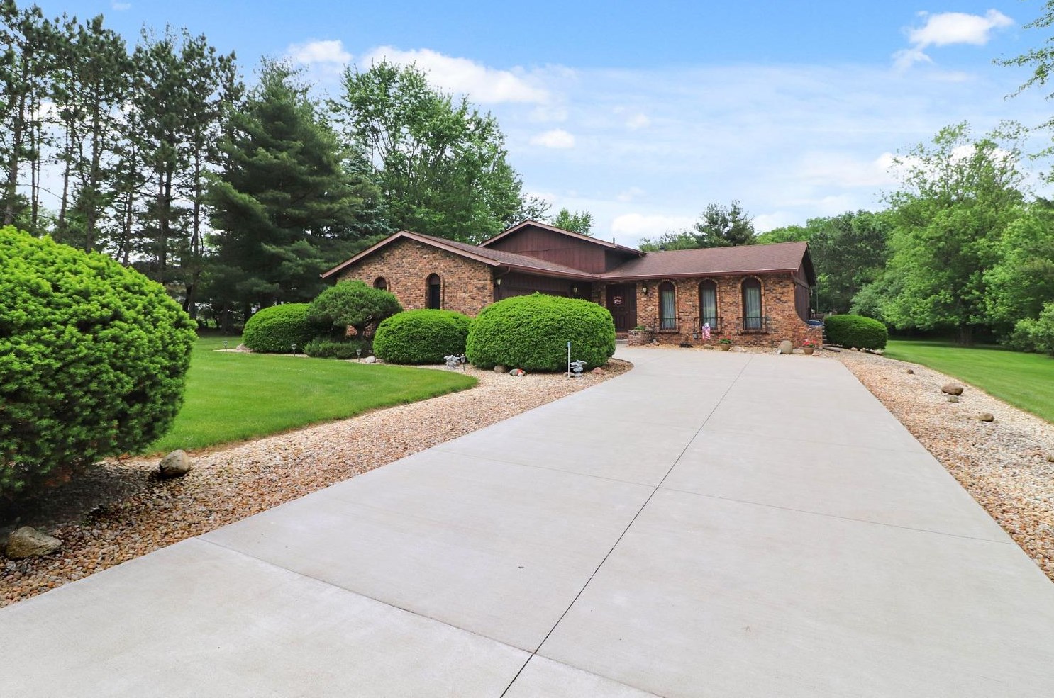 399 Forest View Dr, Valpo, IN 46385