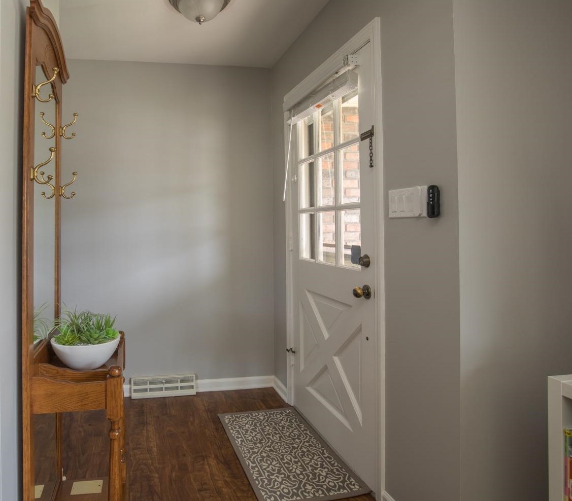 558 Lorraine Dr, Valpo IN  46385-2924 exterior