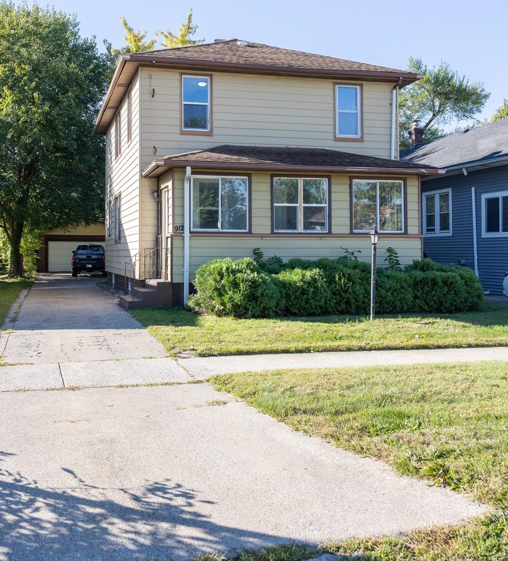 912 Field St, Hammond, IN 46320