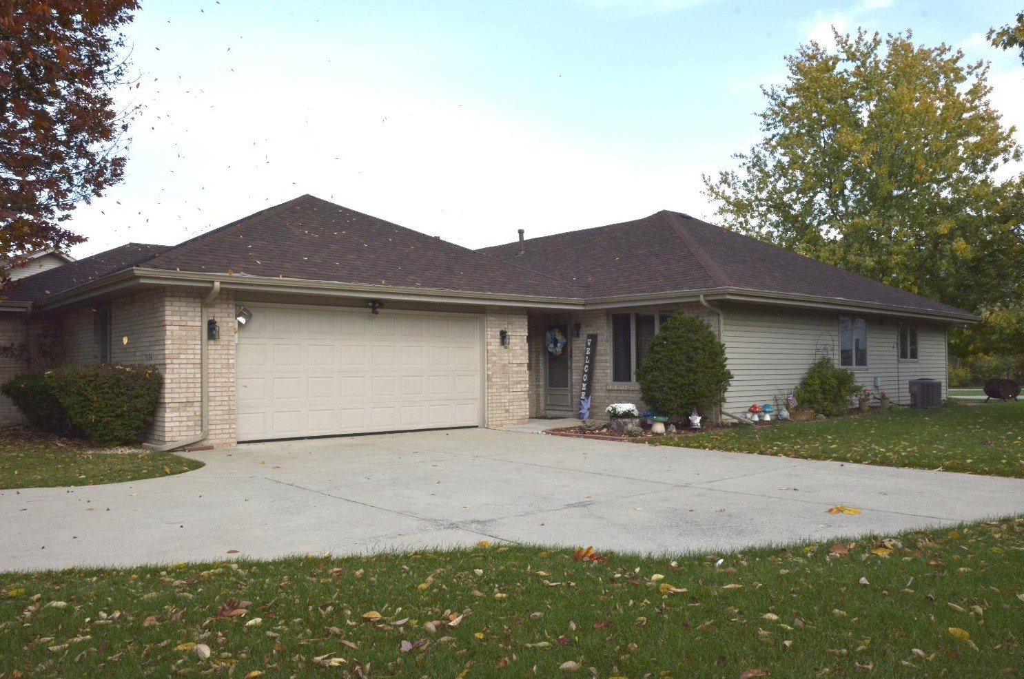 7039 Falcon Dr, Schererville, IN 46375-4484