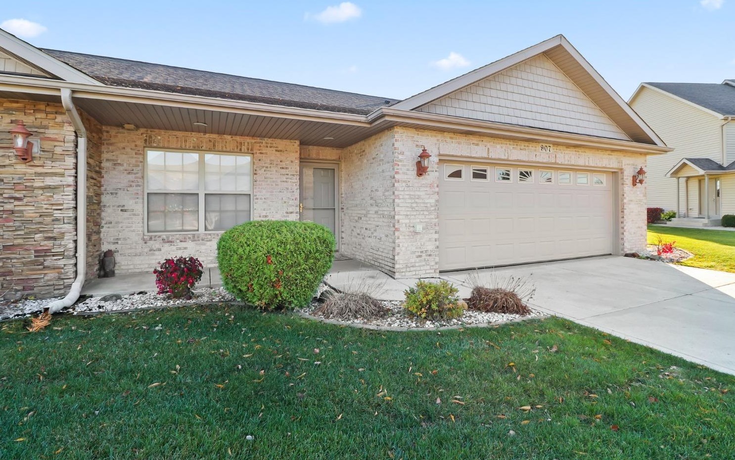 907 Veterans Ln, Crown Point, IN 46307