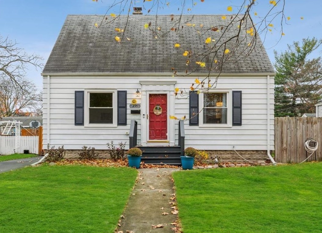 235 Woodlawn Ave, Griffith, IN 46319-2124
