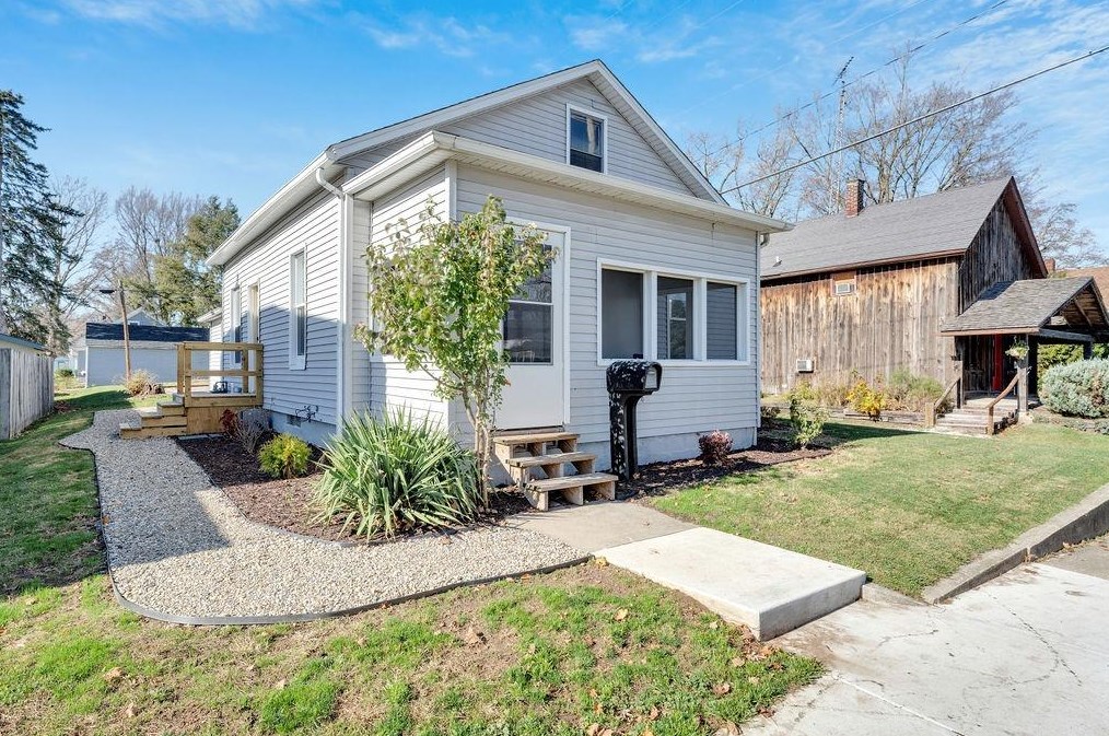 210 J St, La Porte, IN 46350-4733