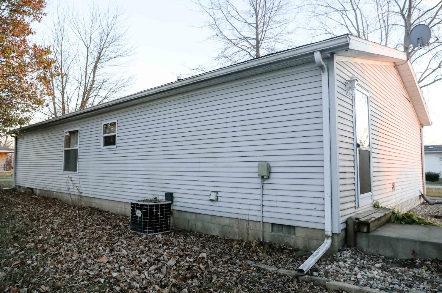 214 E Prevo St, Medaryville, IN 47957