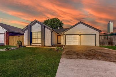 529 Valley Mills Drive, Arlington, TX 76018 - Photo 1