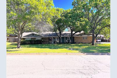 1418 Oak Hills Drive, Graham, TX 76450 - Photo 1