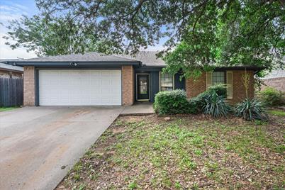 5719 Cedar Ridge Drive, Arlington, TX 76017 - Photo 1