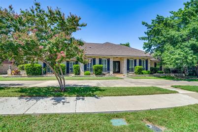 421 Guadalajara Circle, Irving, TX 75062 - Photo 1
