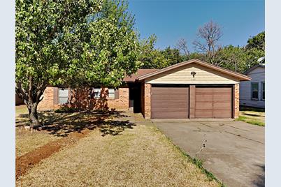 900 Cannon Drive, Euless, TX 76040 - Photo 1