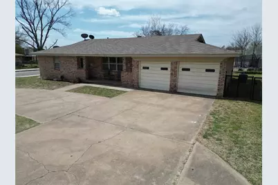 810 N Charlotte Avenue, Stephenville, TX 76401 - Photo 1