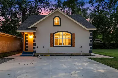 111 E Division Street, Pilot Point, TX 76258 - Photo 1