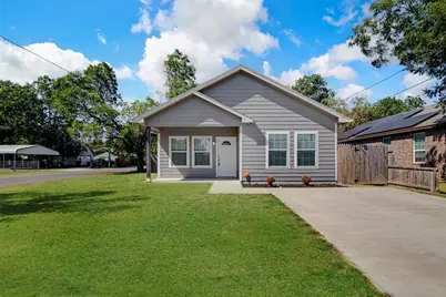427 Sabine Avenue, Cleburne, TX 76031 - Photo 1