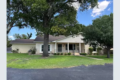 621 N Lone Star Parkway, McGregor, TX 76657 - Photo 1