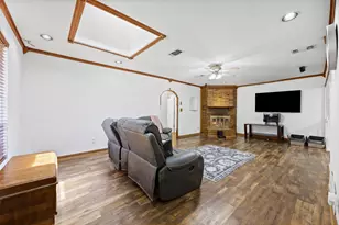 2010 Warwick Dr, Arlington, TX 76015 - Photo 6