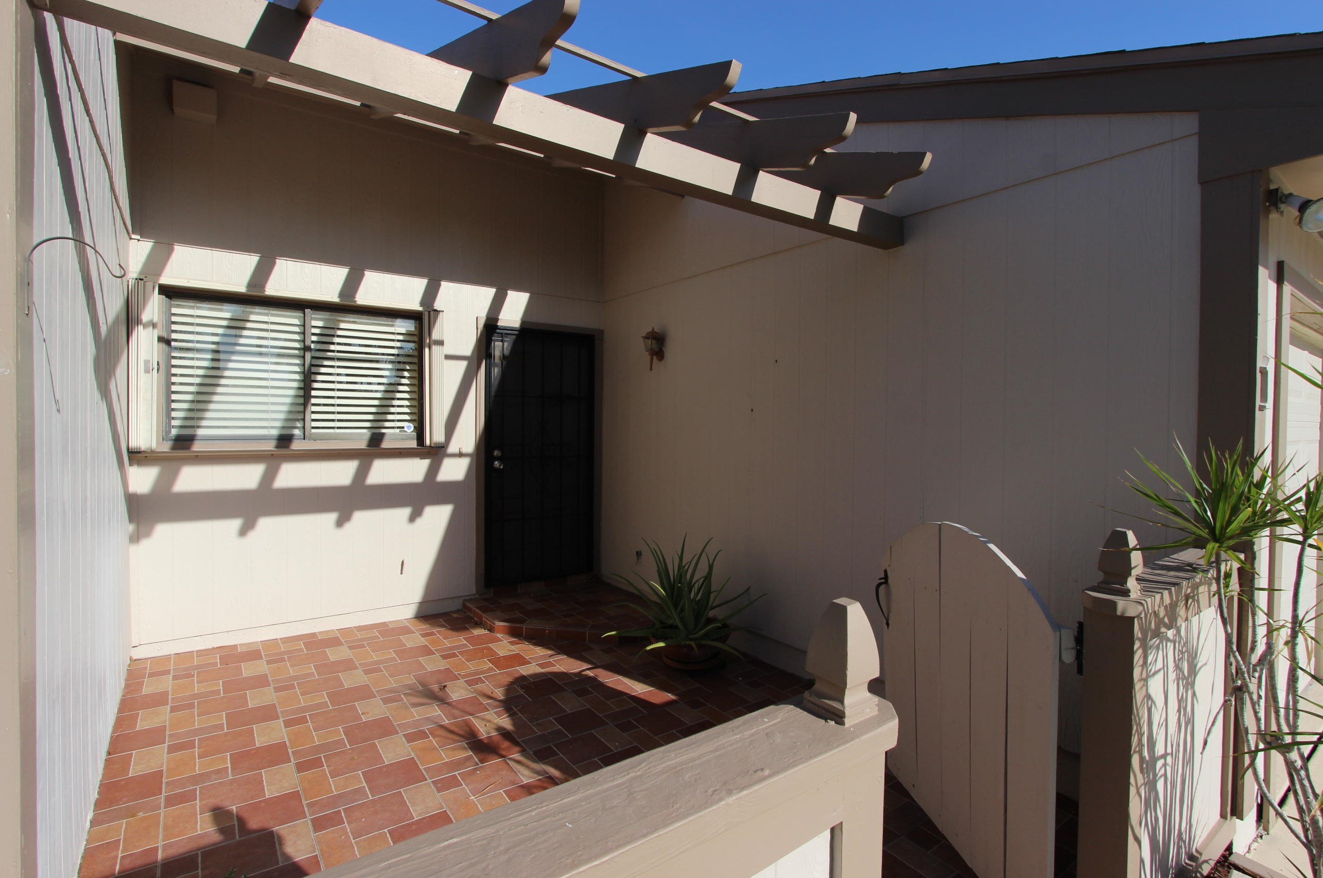 1 Weedon Ln, Boynton Beach, FL 33426-8144