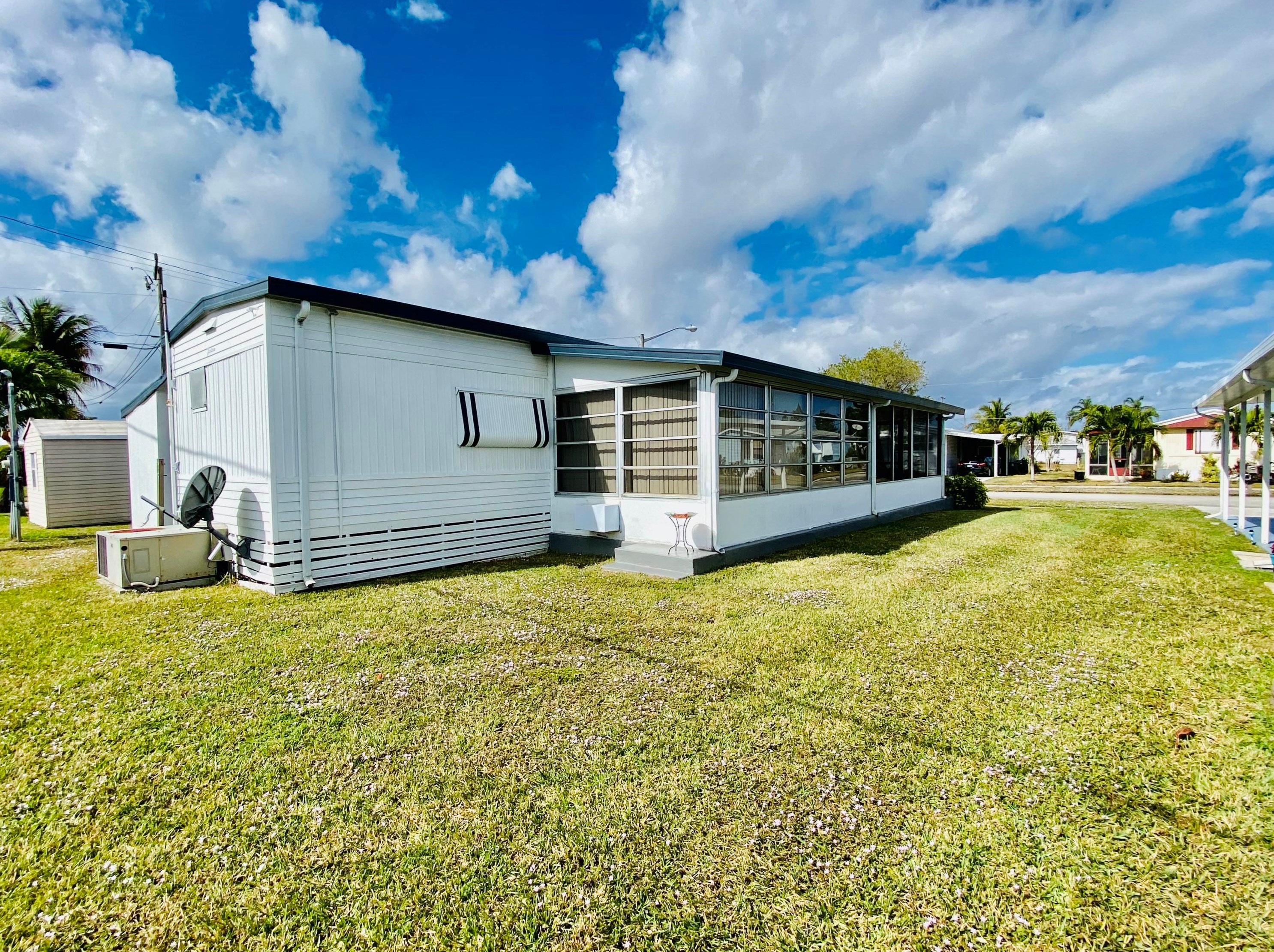 4060 Mockingbird Dr, Boynton Beach FL 33436-2661 exterior