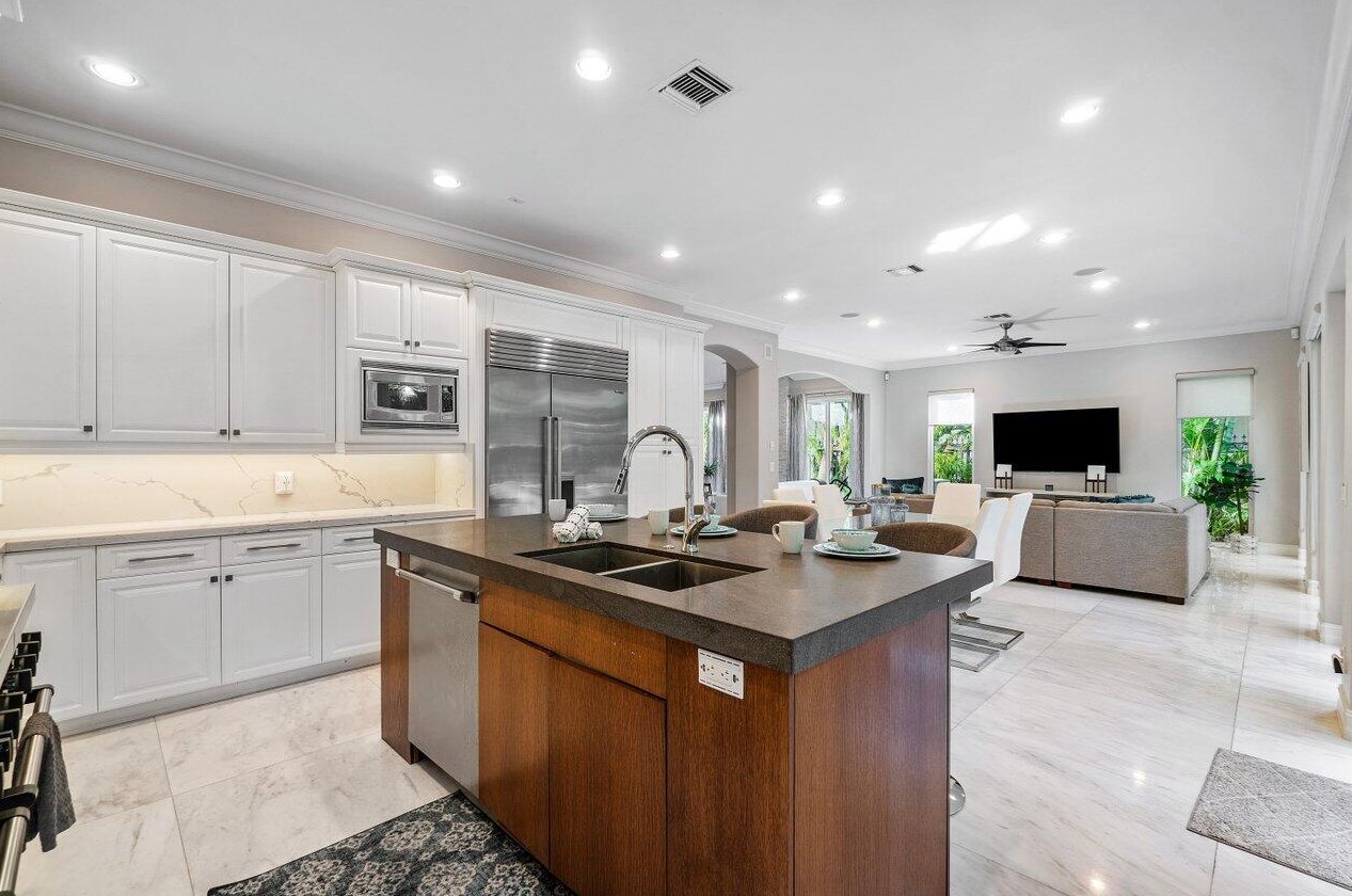 785 Lk Dr, Boca Raton FL 33432-6226 exterior