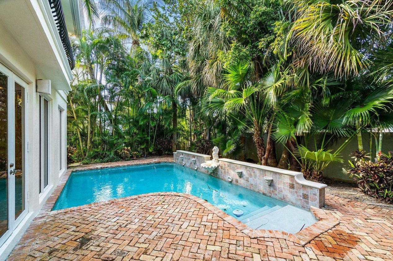 785 Lk Dr, Boca Raton FL 33432-6226 exterior