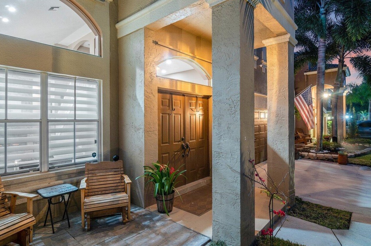 7615 Oak Grove Cir, Lake Worth, FL 33467-7124