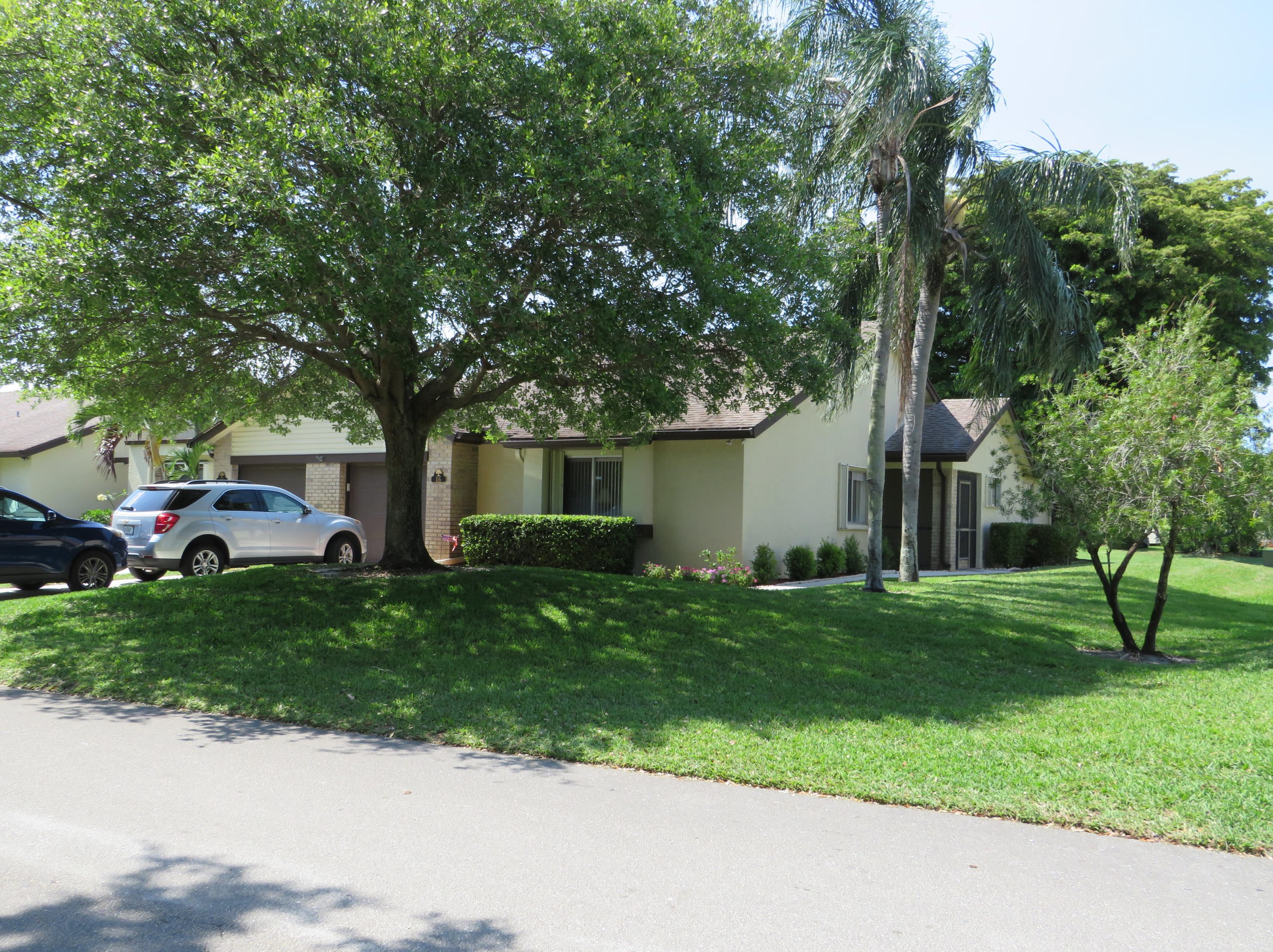 116 Village Walk Dr, West Palm Beach, FL 33411-2995