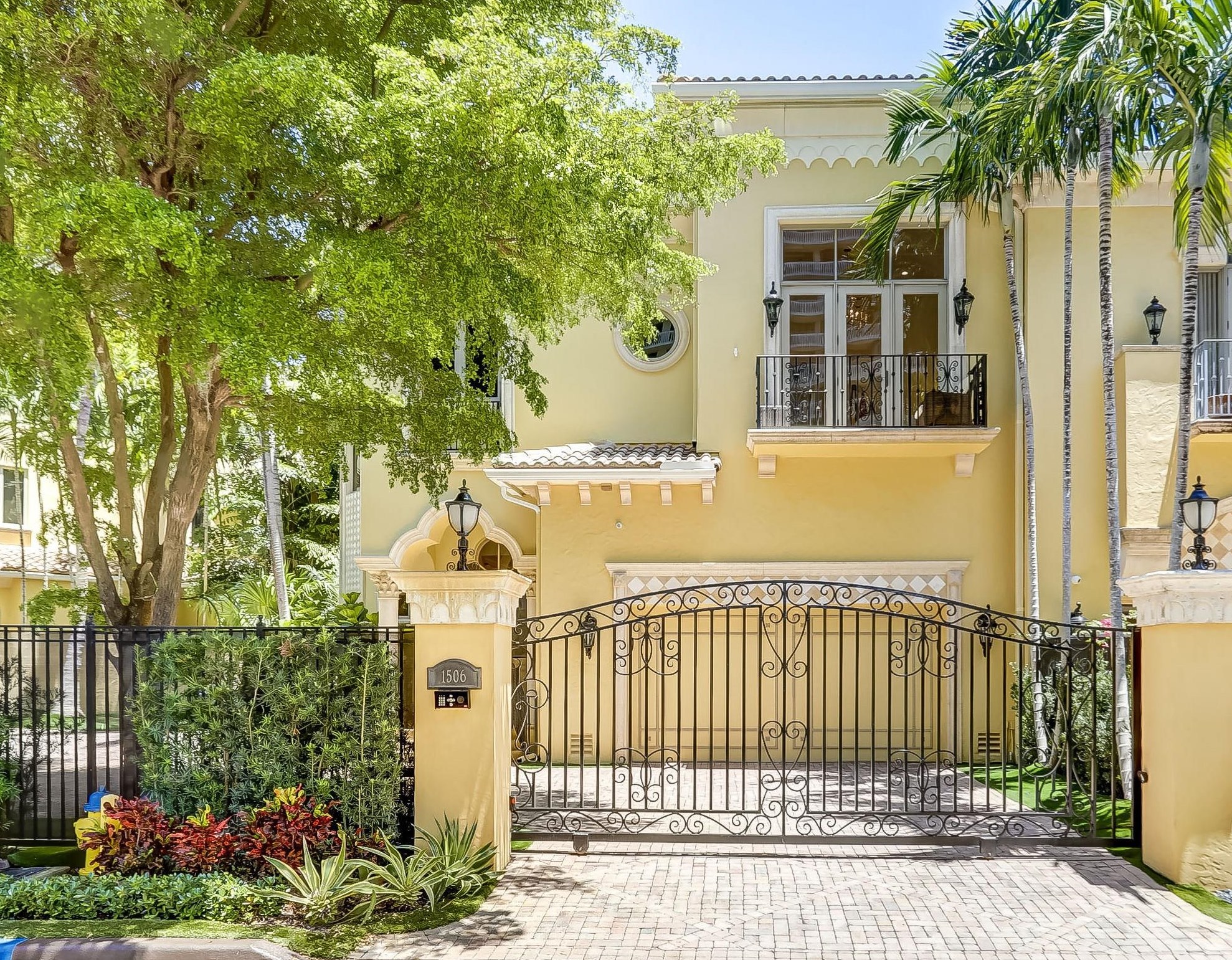 1506 Island Blvd, Miami, FL 33160-5016