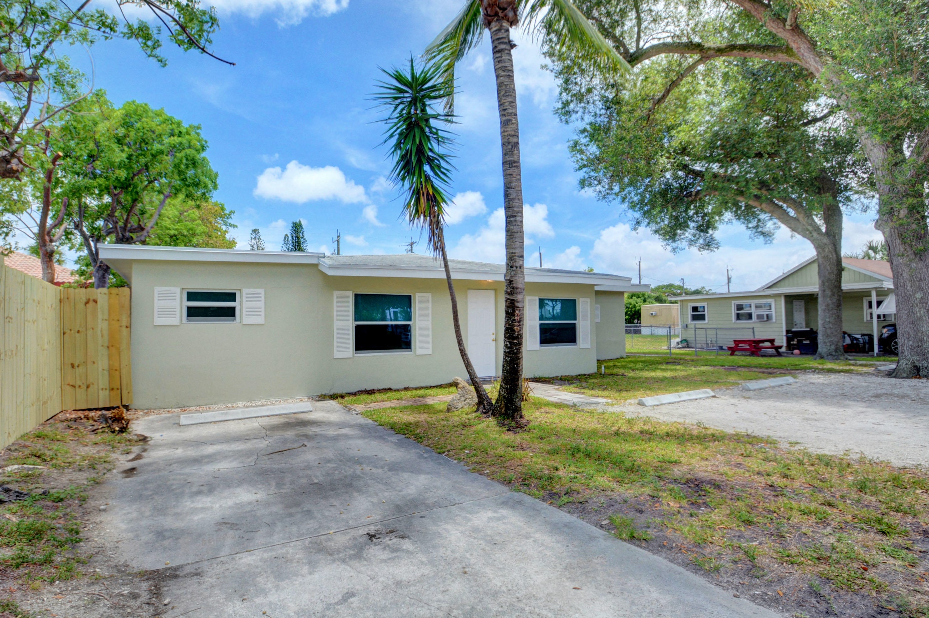 8 Price St, Lake Worth, FL 33461-4321