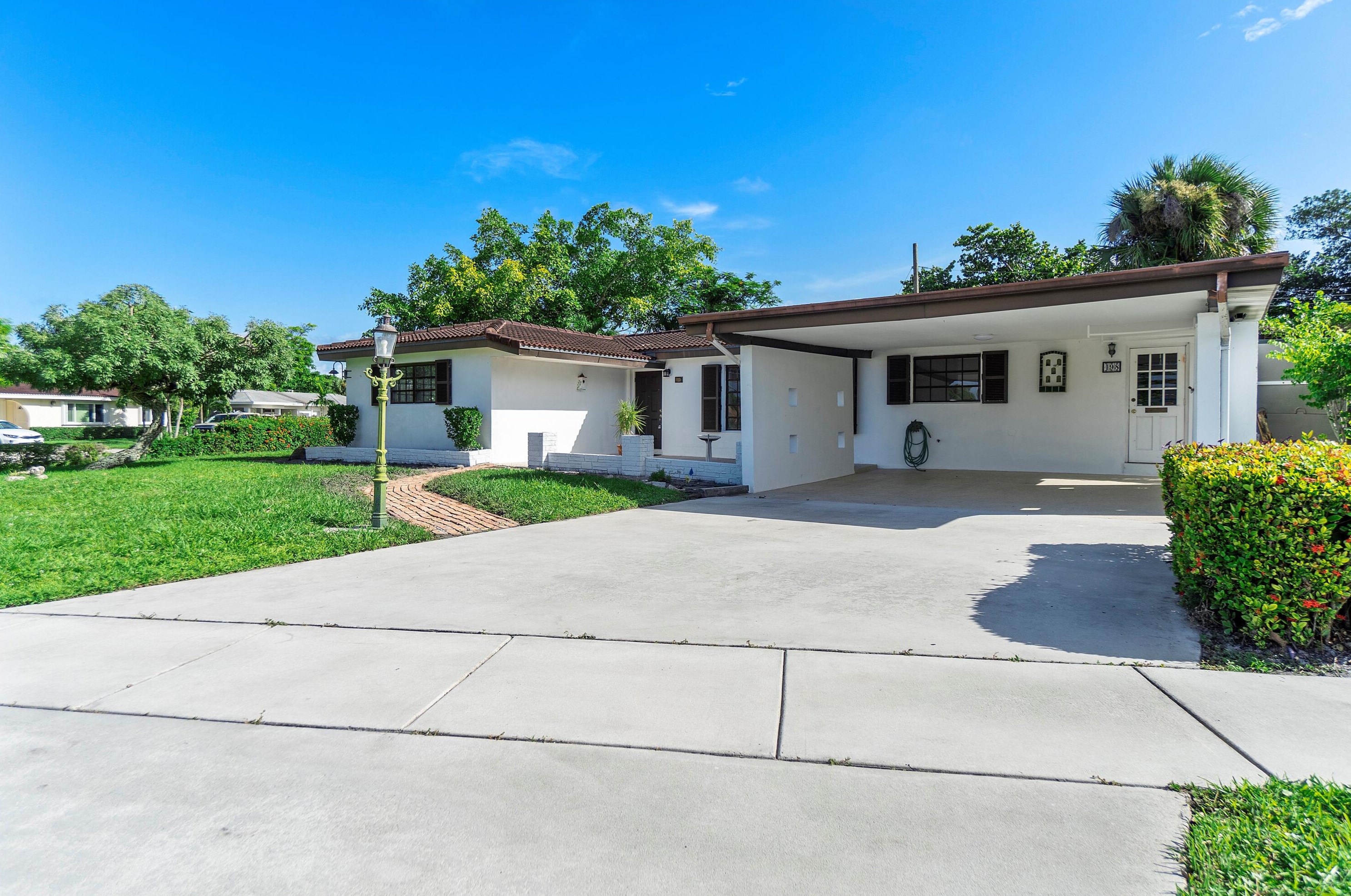 498 Ne 28th Rd, Boca Raton, FL 33431