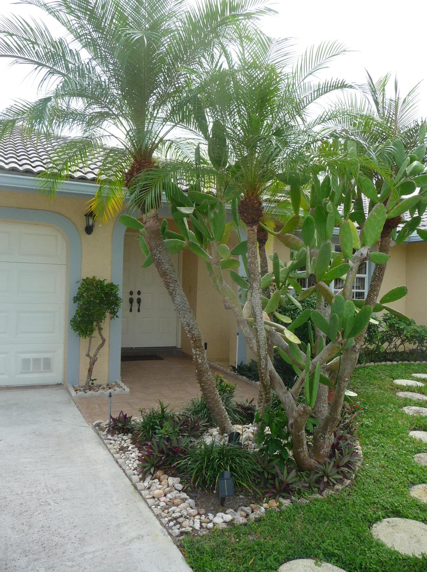 350 Apache Ln, Boca Raton, FL 33487-1409