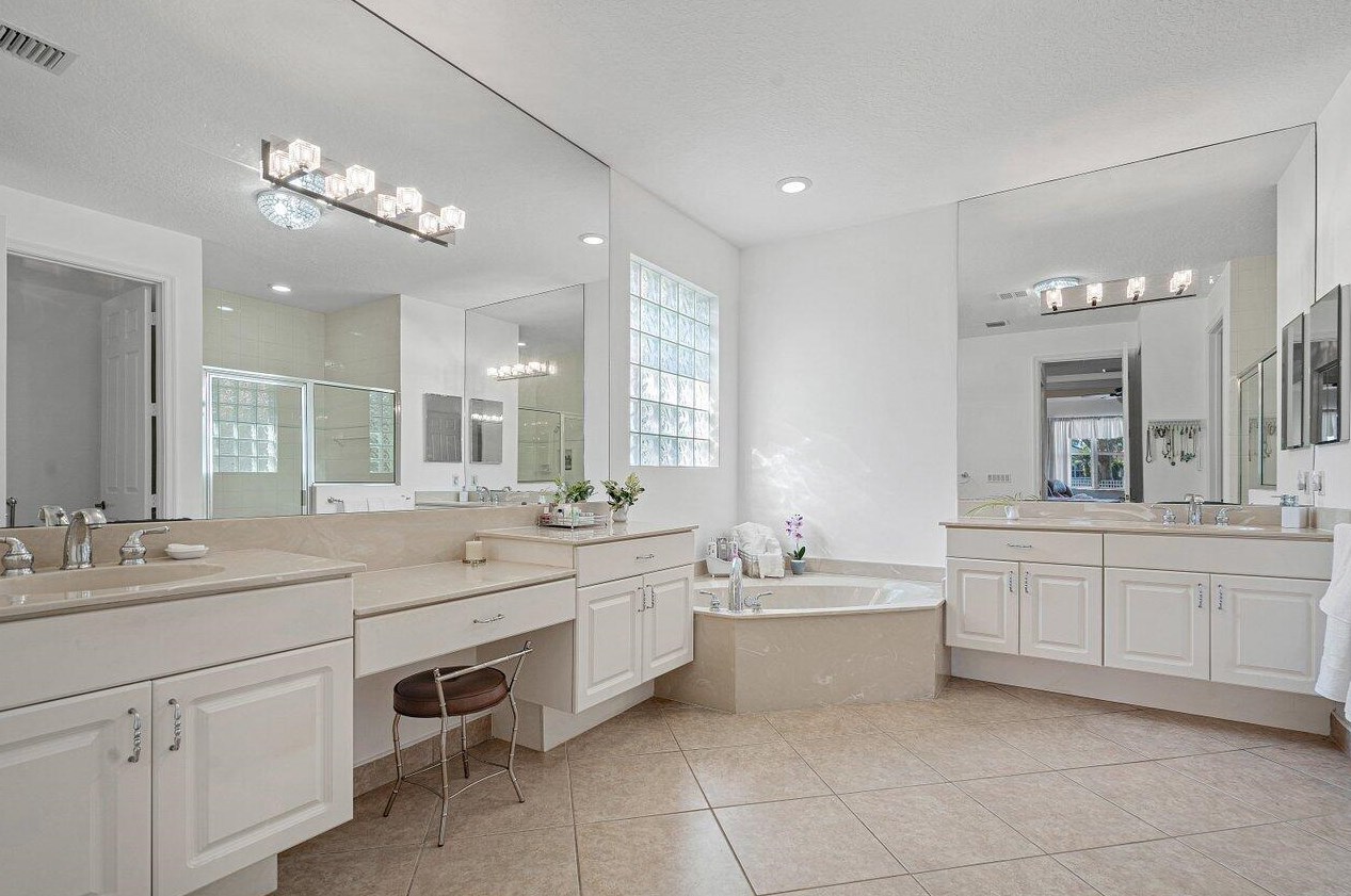 12039 Oakvista Dr, Boynton Beach FL 33437-6351 exterior