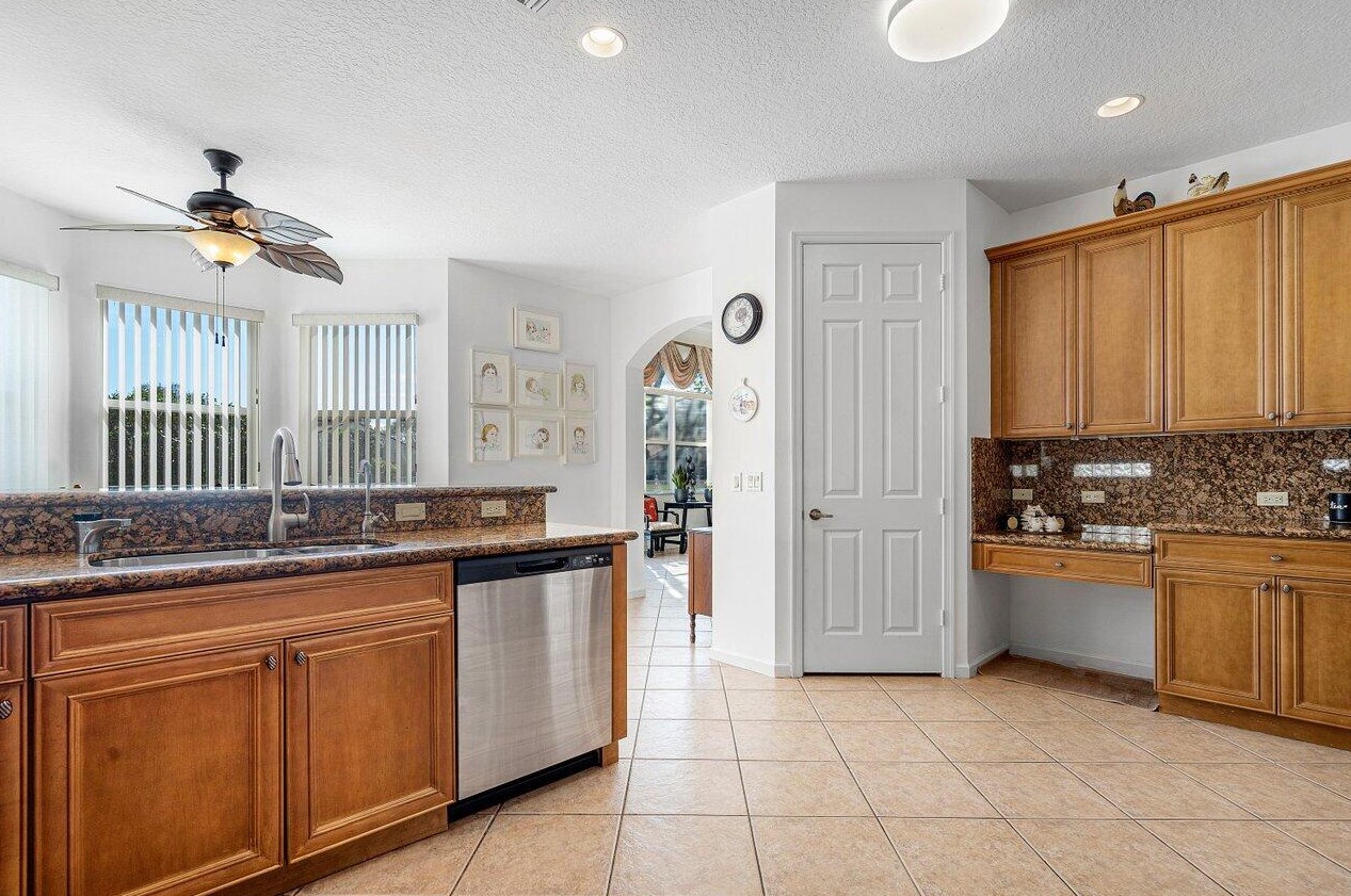 12039 Oakvista Dr, Boynton Beach FL 33437-6351 exterior