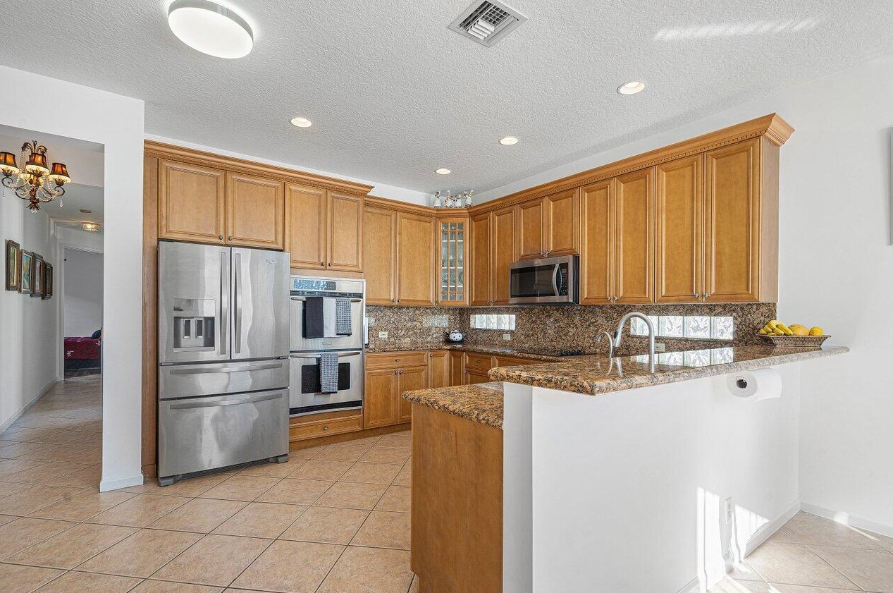 12039 Oakvista Dr, Boynton Beach FL 33437-6351 exterior