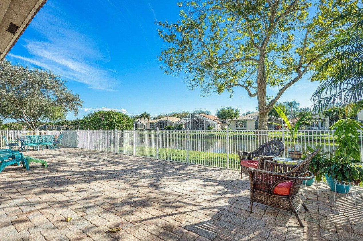 12039 Oakvista Dr, Boynton Beach FL 33437-6351 exterior