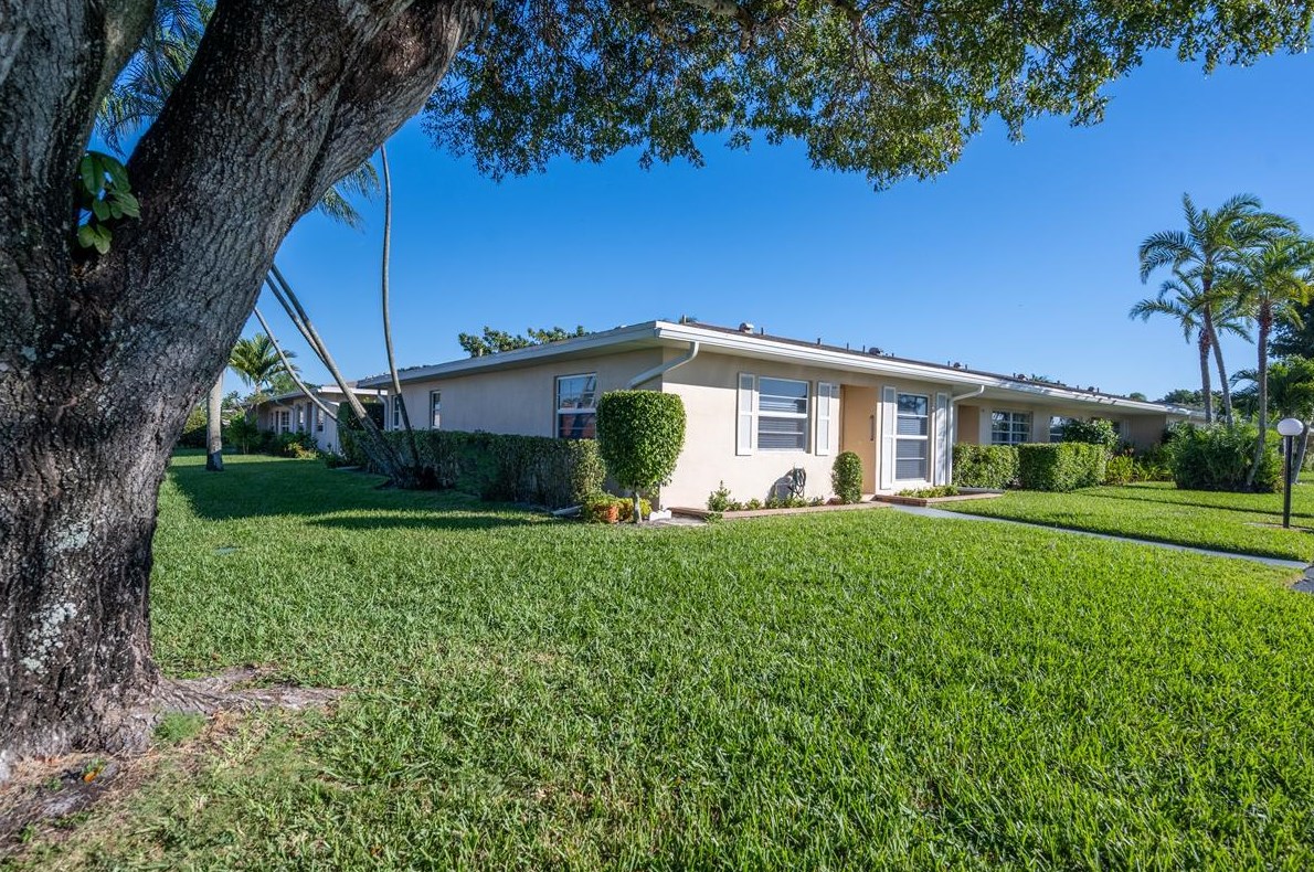 8957 Warwick Dr, Boca Raton FL  33433-1882 exterior