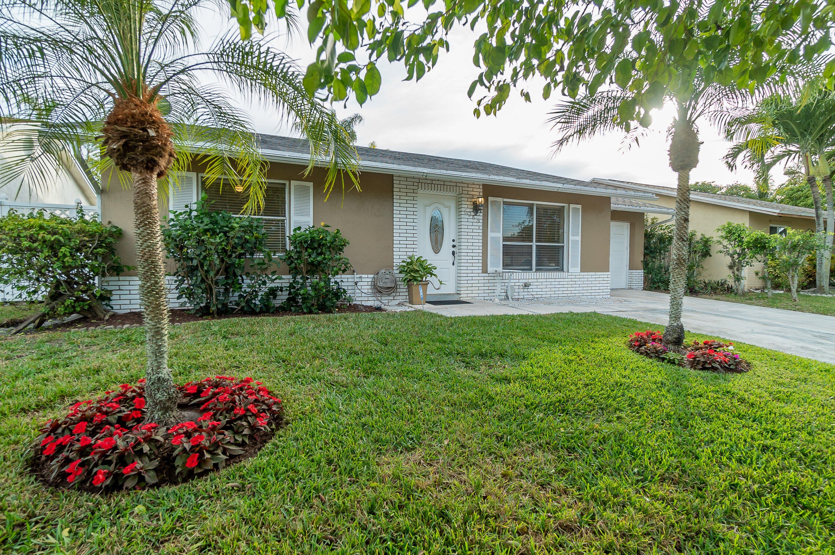 6256 Oakview Ln, Lake Worth, FL 33463-6647