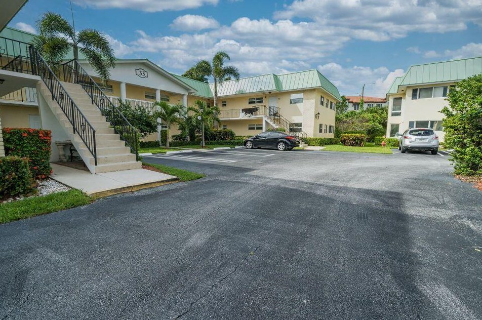 33 Colonial Club Dr, Boynton Beach FL 33435-8408 exterior