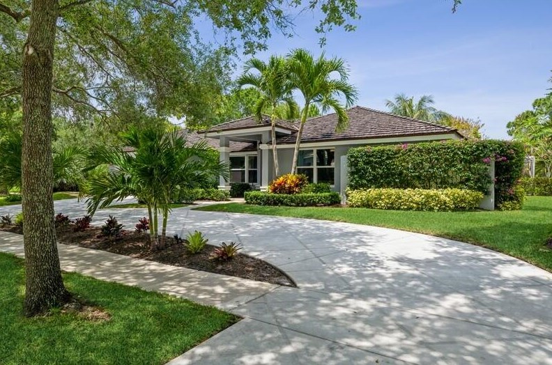18420 Lake Bend Dr, Jupiter, FL 33458-3810