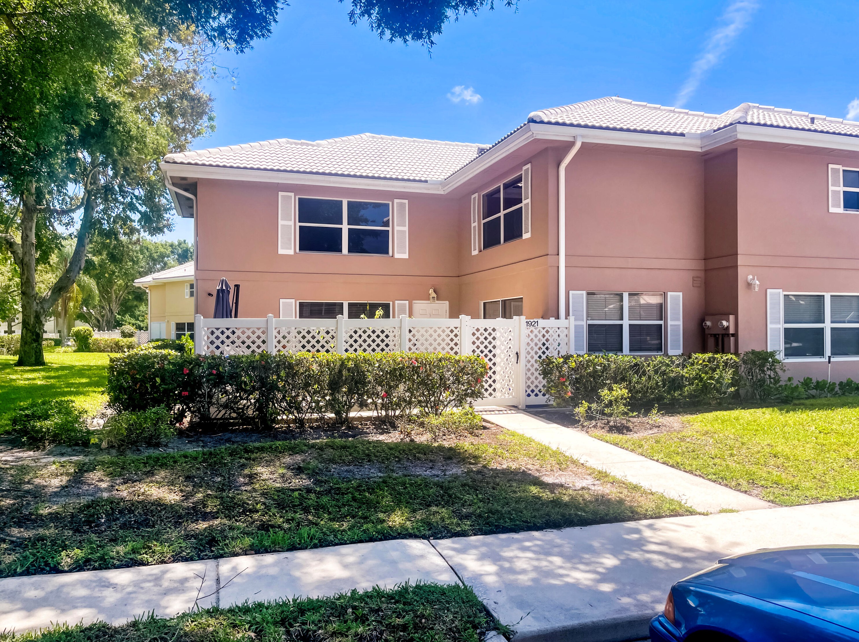 1921 Hartford Ct, West Palm Beach, FL 33409-7521