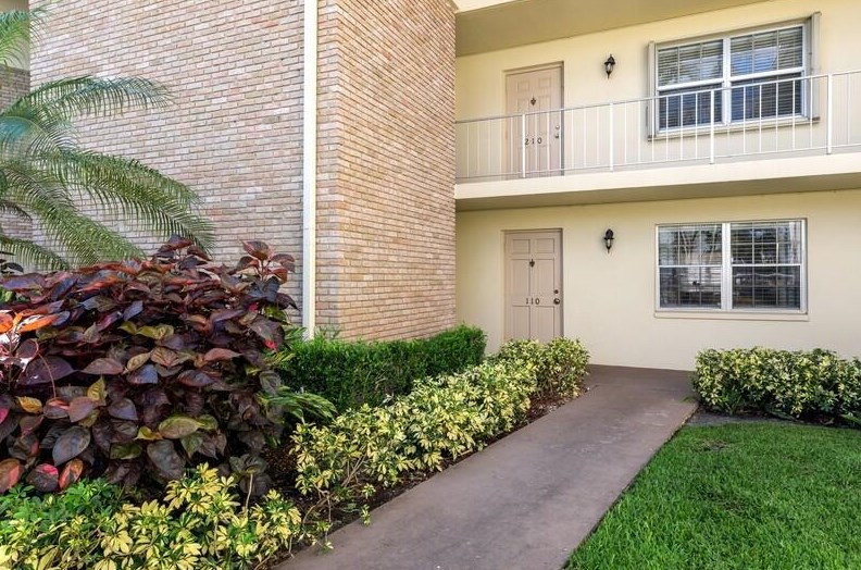 5520 Tamberlane Cir, West Palm Beach, FL 33418-3811